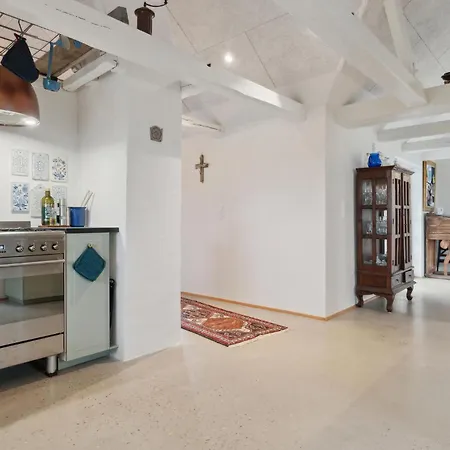 Pet Friendly In With Kitchen