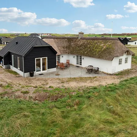 Pet Friendly In With Kitchen *